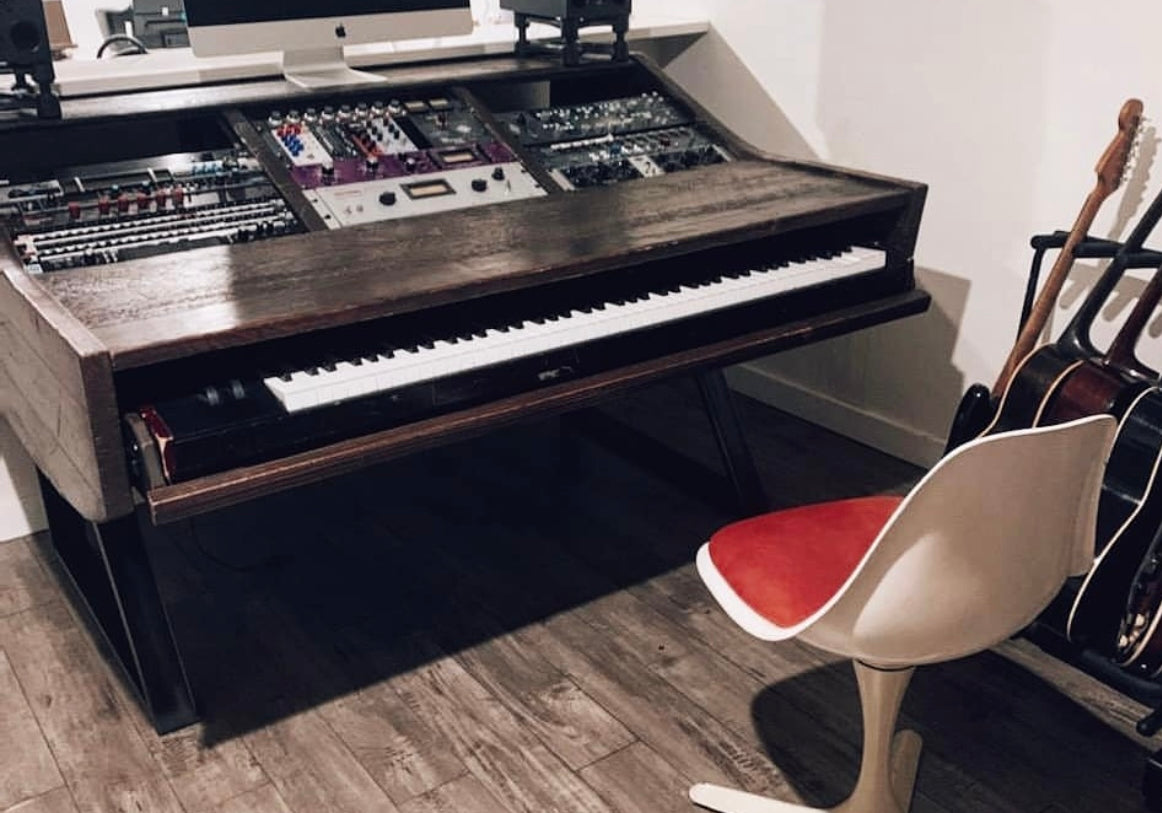 Bullshark Studio Desk