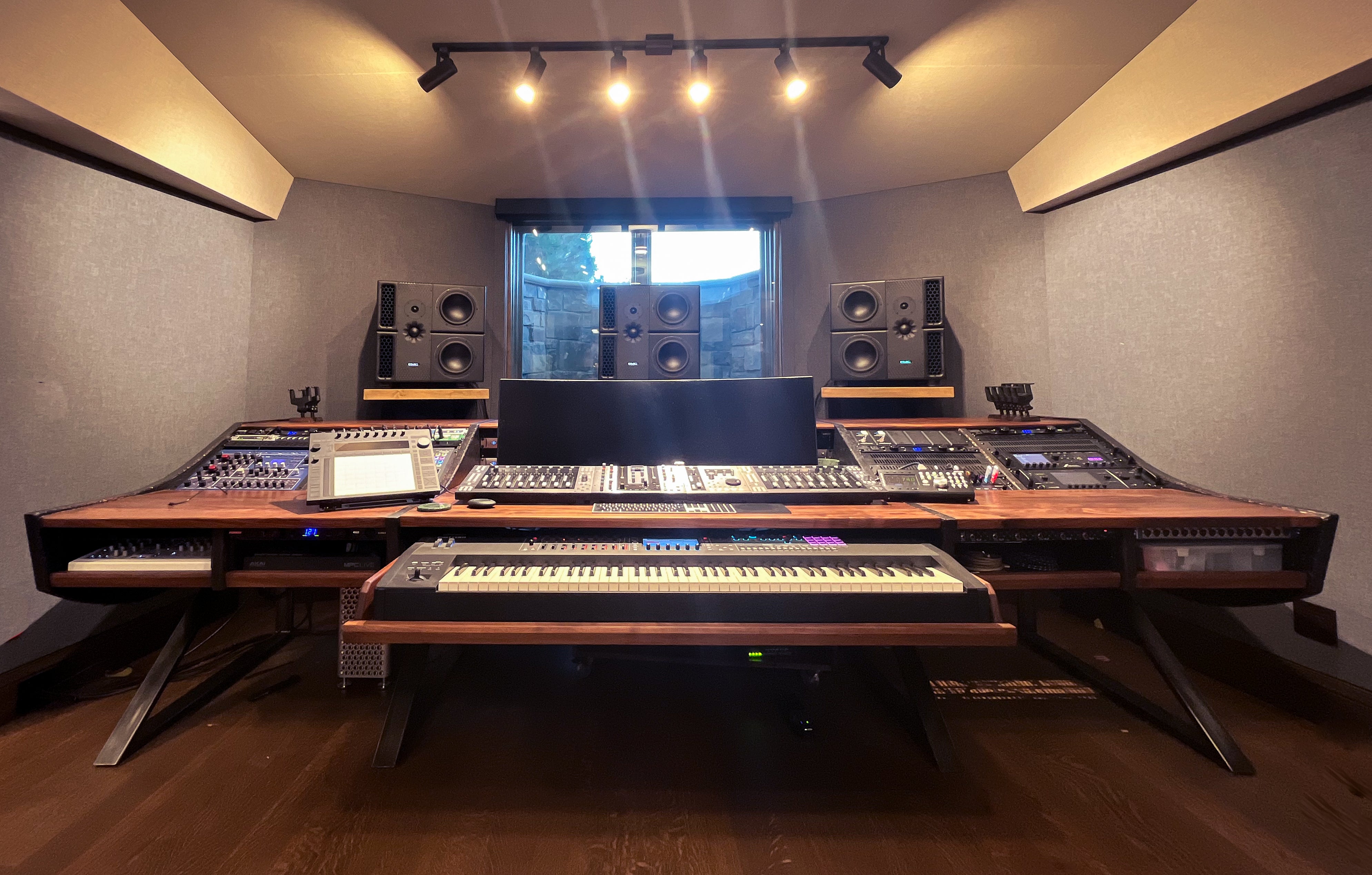 Megalodon Studio Desk